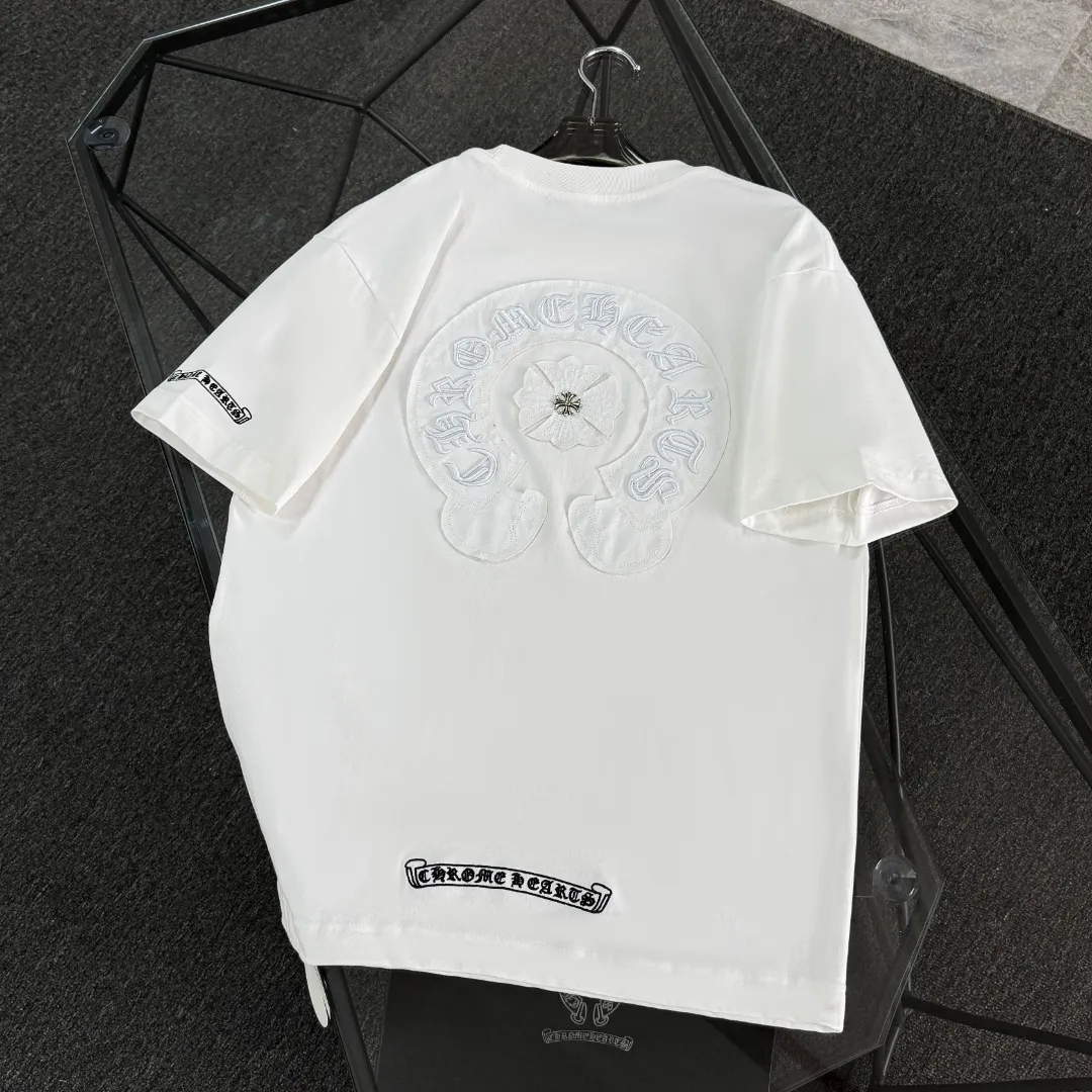 P180 Chrome Hearts Chrome Hearts 25 high version. The fabric is made of 300g high-density pure cotton. It does not deform or shrink. It has three labels. It is the same style for men and women. Technology: patch embroidery + original development hardware. Color: white, black, pink. SIZE: S-XL